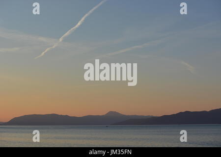 Cres, Kroatien - 18. Juni 2017 - Insel cres mit Ozean während des Sonnenuntergangs in der Nähe von Valun Stockfoto