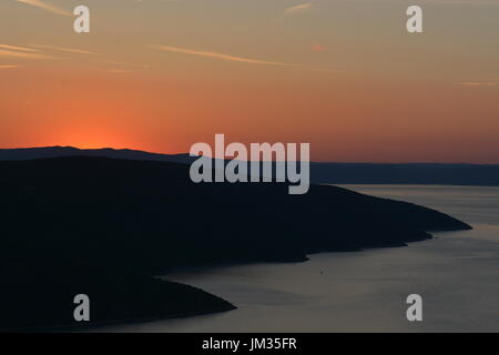 Cres, Kroatien - 18. Juni 2017 - Insel cres mit Ozean während des Sonnenuntergangs in der Nähe von Valun Stockfoto