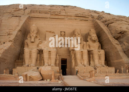 Aegypten, Abu Simbel, Kolossalstatuen Vor Dem Tempel von Ramses II. Stockfoto