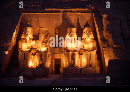 Aegypten, Abu Simbel, Kolossalstatuen Vor Dem Tempel von Ramses II. sind der Sound & Lichtshow Stockfoto