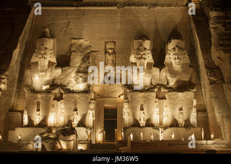 Aegypten, Abu Simbel, Kolossalstatuen Vor Dem Tempel von Ramses II. sind der Sound & Lichtshow Stockfoto