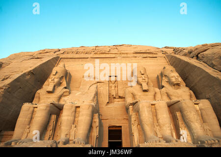 Aegypten, Abu Simbel, Kolossalstatuen Vor Dem Tempel von Ramses II. Stockfoto