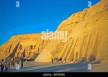 Aegypten, Abu Simbel, hathortempel der Nefertari, der Lieblingsfrau von Ramses II., links dahinter der Grosse Tempel des Ramses II. Stockfoto