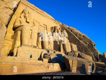 Aegypten, Abu Simbel, Kolossalstatuen Vor Dem Tempel von Ramses II. Stockfoto