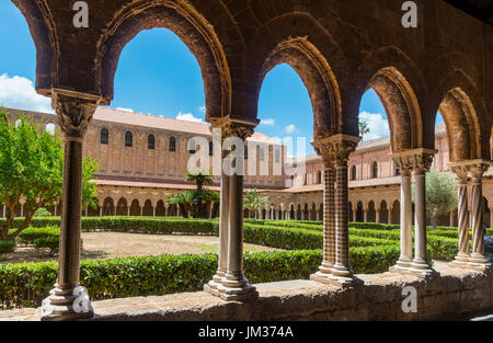 Das Chiostro dei Benedettini Klöster in der Kathedrale in Monreale in der Nähe von Palermo, Sizilien, Italien. Stockfoto