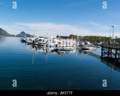 Sportboote und Angelboote/Fischerboote vor Anker in Kraemmervika Havn Ballstad Dorf in der Gemeinde Vestvågøy Lofoten Inselgruppe Norwegen Stockfoto