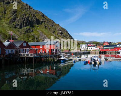 Kraemmervika Havn Ballstad Dorf in der Gemeinde Vestvågøy Lofoten Inselgruppe Norwegen eines der größten Fischerdörfer der Lofoten Stockfoto