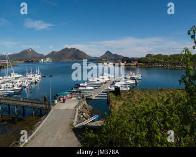 Kraemmervika Havn Ballstad Dorf in der Gemeinde Vestvågøy Lofoten Inselgruppe vor Norwegen eines der größten Fischerdörfer der Lofoten mit Anker Stockfoto