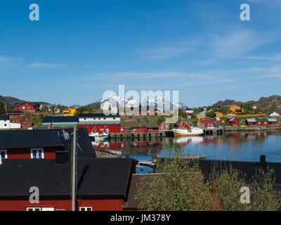 Kraemmervika Havn Ballstad Dorf in der Gemeinde Vestvågøy Lofoten Inselgruppe vor Norwegen eines der größten Fischerdörfer der Lofoten mit Anker Stockfoto