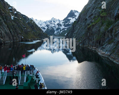 Klein-Kreuzfahrtschiff in erstaunlich engen Trollfjord Nebenarm der Raftsund zwischen Inseln der Lofoten und Vesteralen Inseln Norwegen Stockfoto