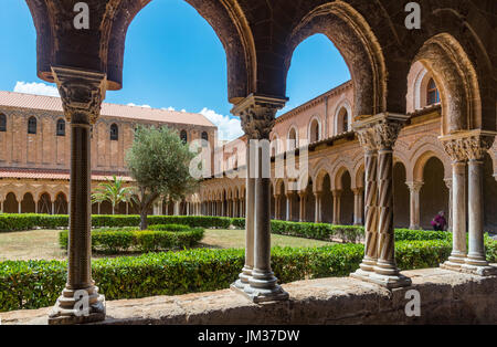 Das Chiostro dei Benedettini Klöster in der Kathedrale in Monreale in der Nähe von Palermo, Sizilien, Italien. Stockfoto