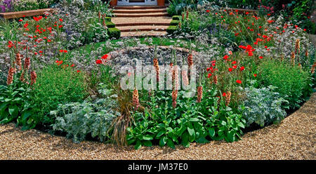 Bunten Bauerngarten mit pool Stockfoto