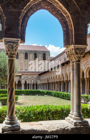 Das Chiostro dei Benedettini Klöster in der Kathedrale in Monreale in der Nähe von Palermo, Sizilien, Italien. Stockfoto