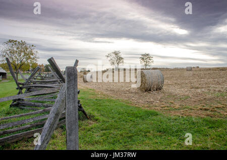 Rollen von Heu und eine Split-Zaun in der Nähe von Joseph Poffenberger Bauernhof, Antietam National Battlefield. Sharpsburg, Maryland. Der amerikanische Bürgerkrieg-Fledermaus Stockfoto