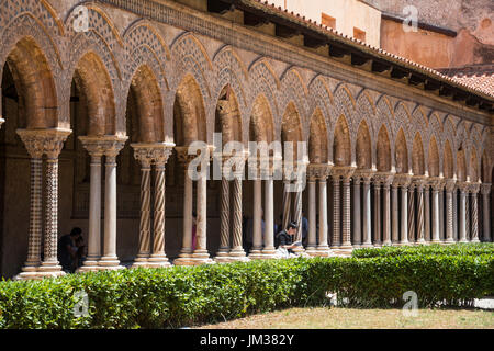 Das Chiostro dei Benedettini Klöster in der Kathedrale in Monreale in der Nähe von Palermo, Sizilien, Italien. Stockfoto