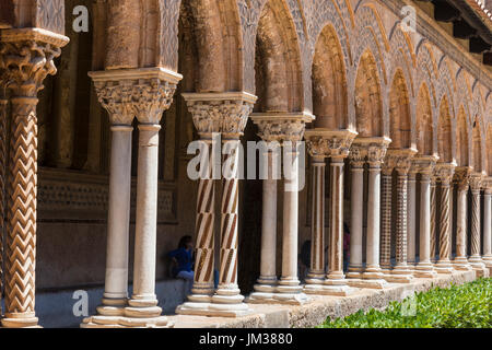 Das Chiostro dei Benedettini Klöster in der Kathedrale in Monreale in der Nähe von Palermo, Sizilien, Italien. Stockfoto