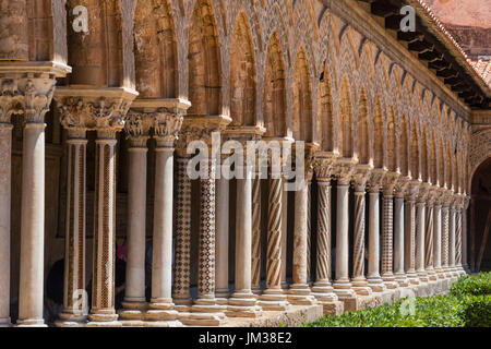 Das Chiostro dei Benedettini Klöster in der Kathedrale in Monreale in der Nähe von Palermo, Sizilien, Italien. Stockfoto