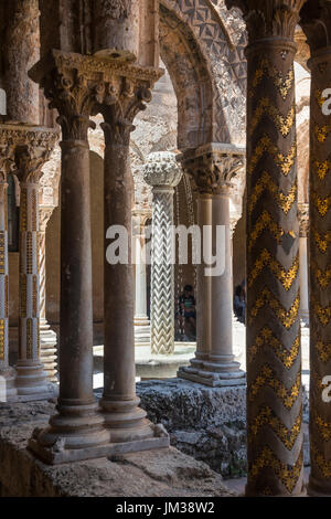 Dekorierte Säulen und Brunnen in der Chiostro dei Benedettini, Klöster, in der Kathedrale in Monreale in der Nähe von Palermo, Sizilien, Italien. Stockfoto