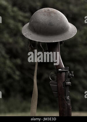 Weltkrieg Ära Gewehr und Brodie-Helm Stockfoto