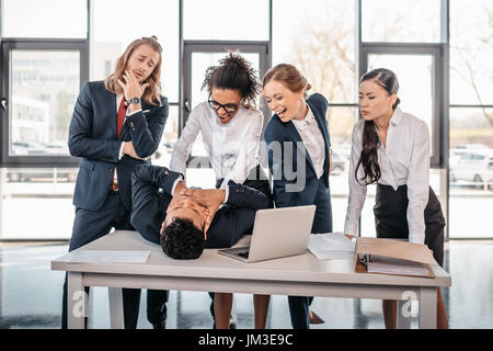 Drei junge wütend Geschäftsfrauen Geschäftsmann auf Tisch, Business Team Meeting Konzept zu bestrafen Stockfoto