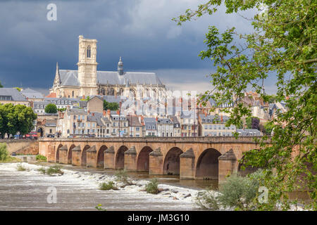 Frankreich, Nièvre, Nevers, Saint-Cyr und Sainte Julitte Kathedrale auf dem Camino de Santiago (Jakobsweg von Compostela) und Brücke über Loire Stockfoto