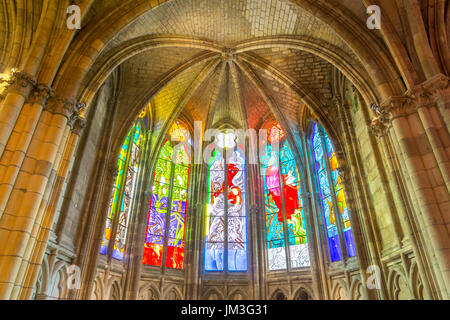 Frankreich, Nièvre, Nevers, Saint-Cyr und Sainte Julitte Kathedrale, zeitgenössische Glasfenster im gotischen Chor Stockfoto