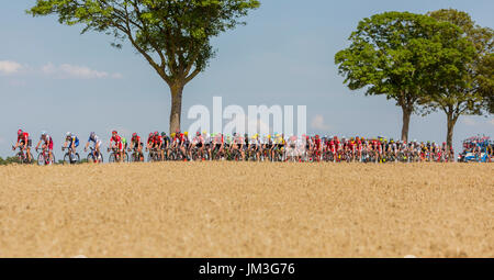 Vendeuvre Sur Barse, Frankreich-6. Juli 2017: das Hauptfeld durchläuft eine Region von Weizenfeldern während der 6. Etappe der Tour de France 2017. Stockfoto