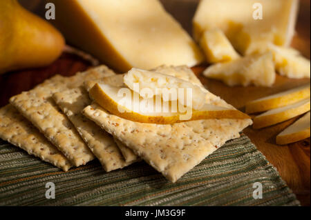 Romano Käse mit Birnen und Cracker Stockfoto