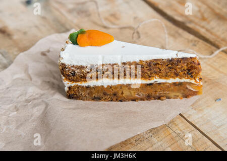 Nahaufnahme, köstlich frisch Karottenkuchen mit kleine Karotte an der Spitze gesichert Stockfoto