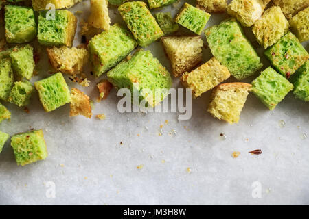 Grün nach Hause gemachte Croutons für Hintergrundtextur hautnah Stockfoto