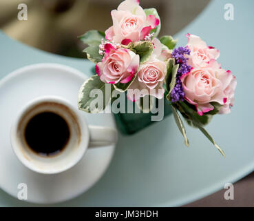 weiße Kaffeetasse mit schönen Blumenstrauß, Ansicht von oben Stockfoto