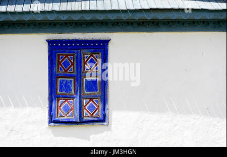 blaue geschlossenen Fensterläden auf weißen Wand Stockfoto