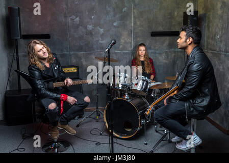 Rock Band ruhen Sie sich nach Proben im Studio, Band auf Bühnenkonzept Stockfoto