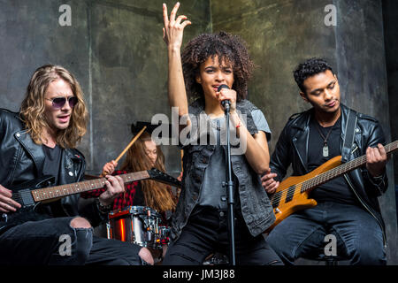 junge Rock-Band probt im musikalischen Studio, Rock Band-Konzept Stockfoto