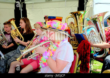 Tibshelf, Derbyshire, UK. 22. Juli 2017. Die Shirland Brassband verkleidet in das Dorf Karneval am Tibshelf in Derbyshire. Stockfoto