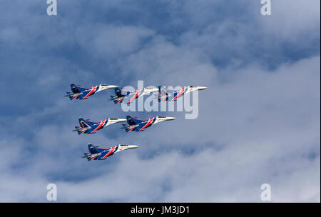 Kunstflug-Team führt Flug bei Flugschau. Russland, Moskau Airshow im Juli 2017 Stockfoto