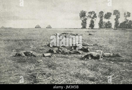 Deutschen Toten liegend auf einer französischen Stoppelfeld Stockfoto