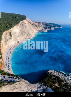 Luftaufnahme von dem berühmten Strand Porto Katsiki auf der Insel Lefkada im Ionischen Meer in Griechenland Stockfoto