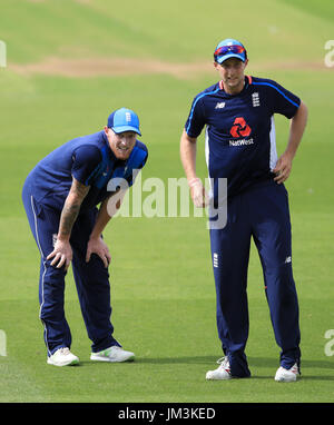 Englands Ben Stokes (links) und Kapitän Joe Root während einer Sitzung der Netze bei Kia Oval, London. Stockfoto