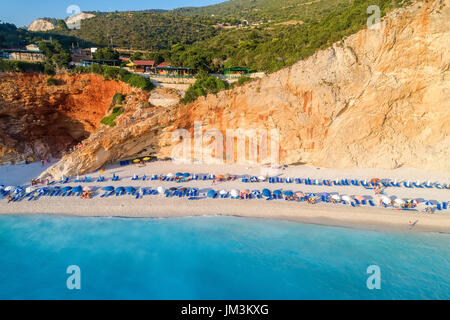 Luftaufnahme von dem berühmten Strand Porto Katsiki auf der Insel Lefkada im Ionischen Meer in Griechenland Stockfoto
