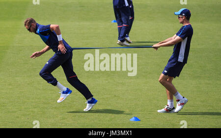 Englands Stuart Broad während einer Sitzung der Netze bei Kia Oval, London. Stockfoto