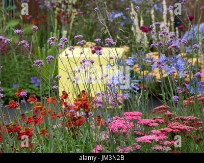 Das Farbe-BOX Schaugarten Designed von Charlie Bloom und Simon Webster - Silber-Schuld-Preisträger.  Bunte Sommer Pflanzen. Stockfoto