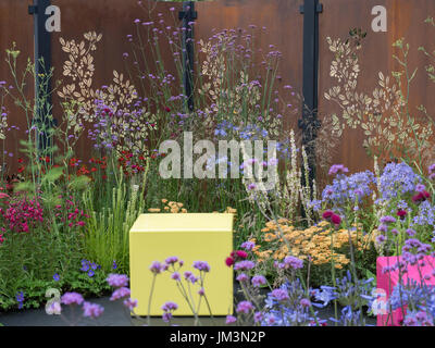 Das Farbe-BOX Schaugarten Designed von Charlie Bloom und Simon Webster - Silber-Schuld-Preisträger.  Bunte Sommer Pflanzen. Stockfoto