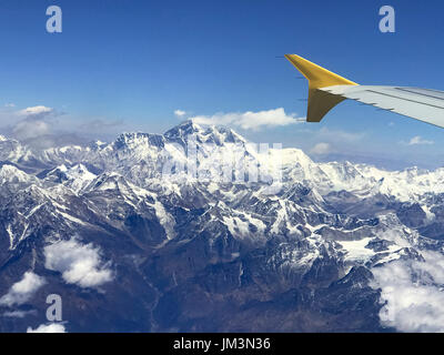 Mount Everest aus dem Flugzeug Fenster. Himalaya. Stockfoto