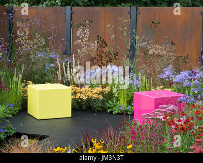 Das Farbe-BOX Schaugarten Designed von Charlie Bloom und Simon Webster - Silber-Schuld-Preisträger.  Bunte Sommer Pflanzen. Stockfoto