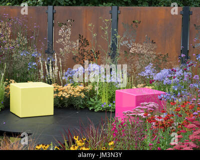 Das Farbe-BOX Schaugarten Designed von Charlie Bloom und Simon Webster - Silber-Schuld-Preisträger.  Bunte Sommer Pflanzen. Stockfoto