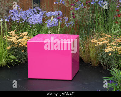 Das Farbe-BOX Schaugarten Designed von Charlie Bloom und Simon Webster - Silber-Schuld-Preisträger.  Pink Cube im bunten Garten sitzen. Stockfoto