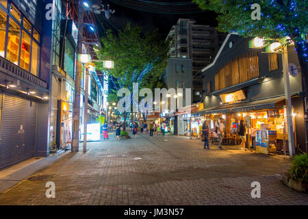 KYOTO, JAPAN - 5. Juli 2017: Unbekannte Passanten am außerhalb Nishiki Markt in Kyoto Stockfoto