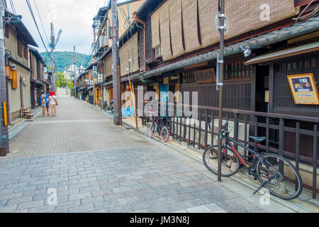 KYOTO, JAPAN - 5. Juli 2017: Touristen zu Fuß im Stadtteil Gion in Kyoto Stockfoto