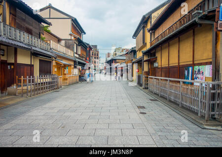 KYOTO, JAPAN - 5. Juli 2017: Touristen zu Fuß im Stadtteil Gion in Kyoto Stockfoto